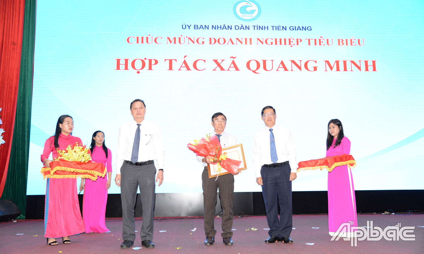 HTX Quanh Minh  nhận Bằng chứng nhận danh hiệu “Doanh nghiệp hoạt động sản xuất, kinh doanh tiêu biểu trên địa bàn tỉnh Tiền Giang” năm 2024.   