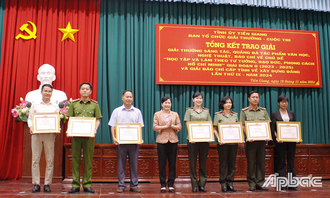 Tập thể tác giả, cá nhân nhận Bằng khen của Ban Thường vụ Tỉnh ủy (tác phẩm đạt giải Nhất) các thể loại Giải thưởng sáng tác, quảng bá tác phẩm văn học, nghệ thuật, báo chí về chủ đề “Học tập và làm theo tư tưởng, đạo đức, phong cách Hồ Chí Minh” giai đoạn II (2023 - 2025). 