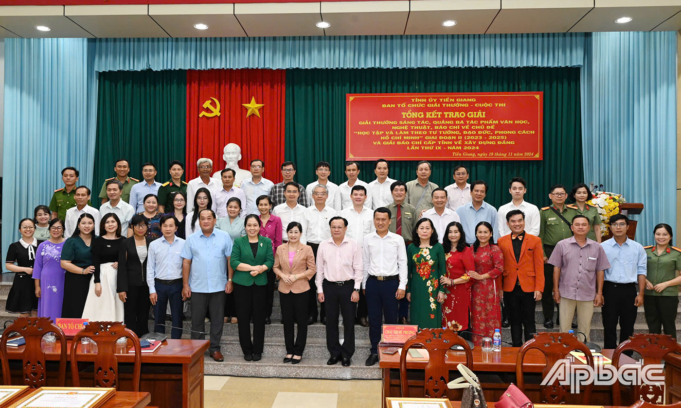 Các đại biểu tham dự chúc mừng đồng chí Lê Tấn Sơn nhận nhiệm vụ mới. 