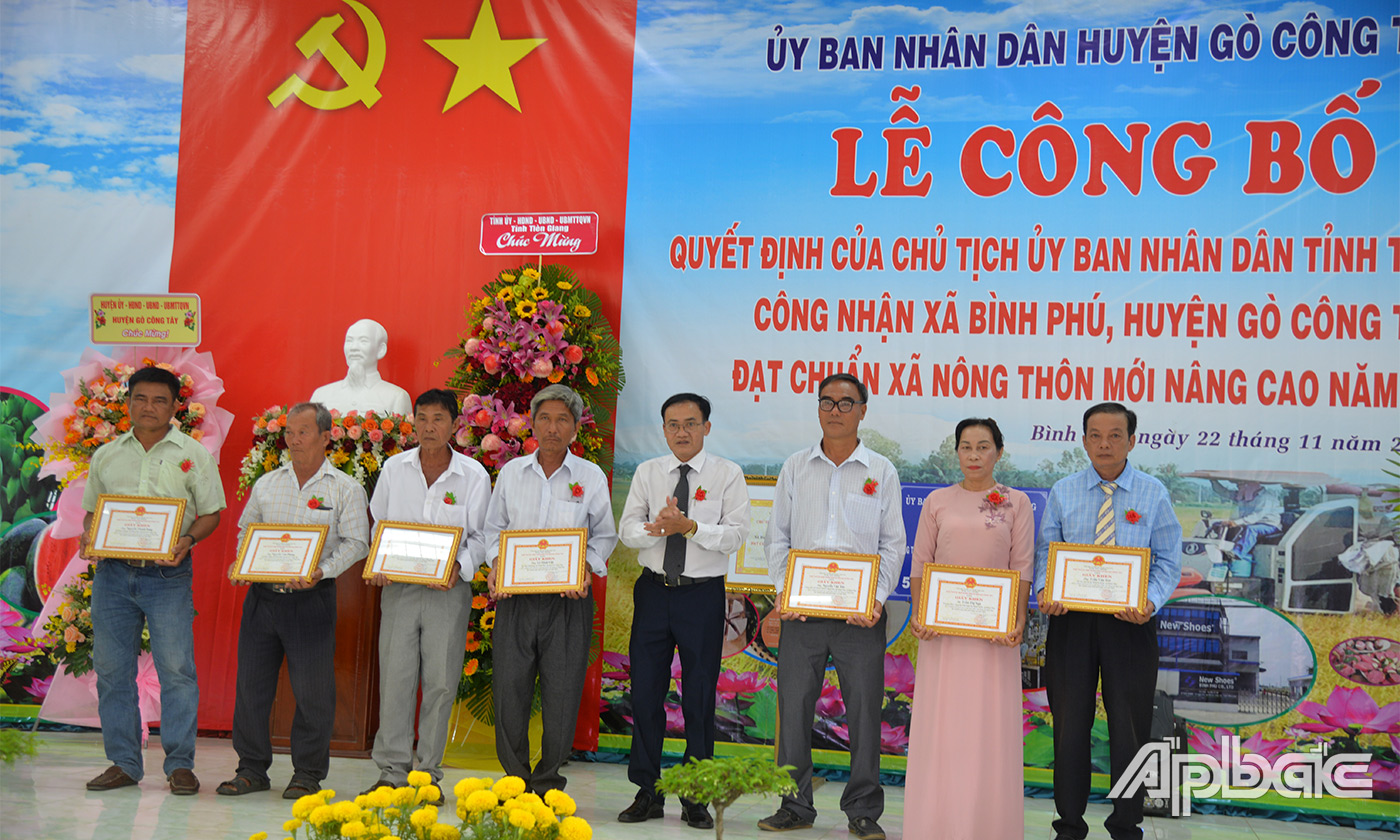 Phó Chủ tịch UBND huyện Lê Văn Nê trao 