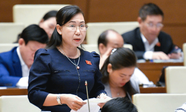 Đại biểu Phan Thị Mỹ Dung, Giám đốc Sở Tư pháp Long An đề nghị Bổ sung hành vi bị cấm quảng cáo trên môi trường mạng - Ảnh: VGP/LS