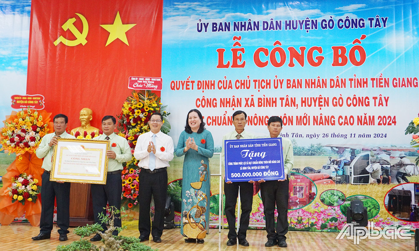 Xã Bình Tân nhận Bằng công nhận đạt chuẩn NTM nâng cao và công trình phúc lợi trị giá 500 triệu đồng. 