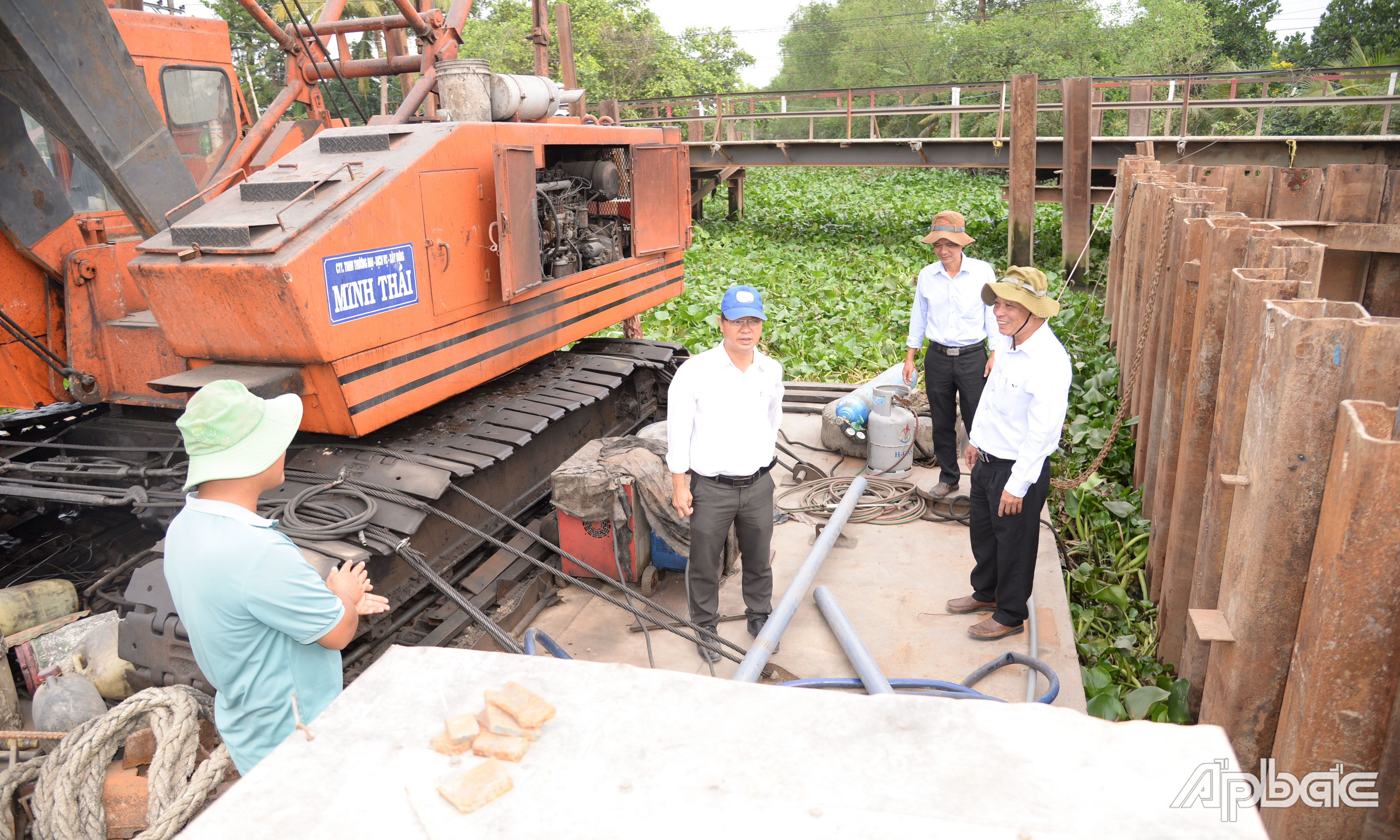 Đồng chí Trần Minh Trung kiểm tra tiến độ thi công cầu Đất Sét.