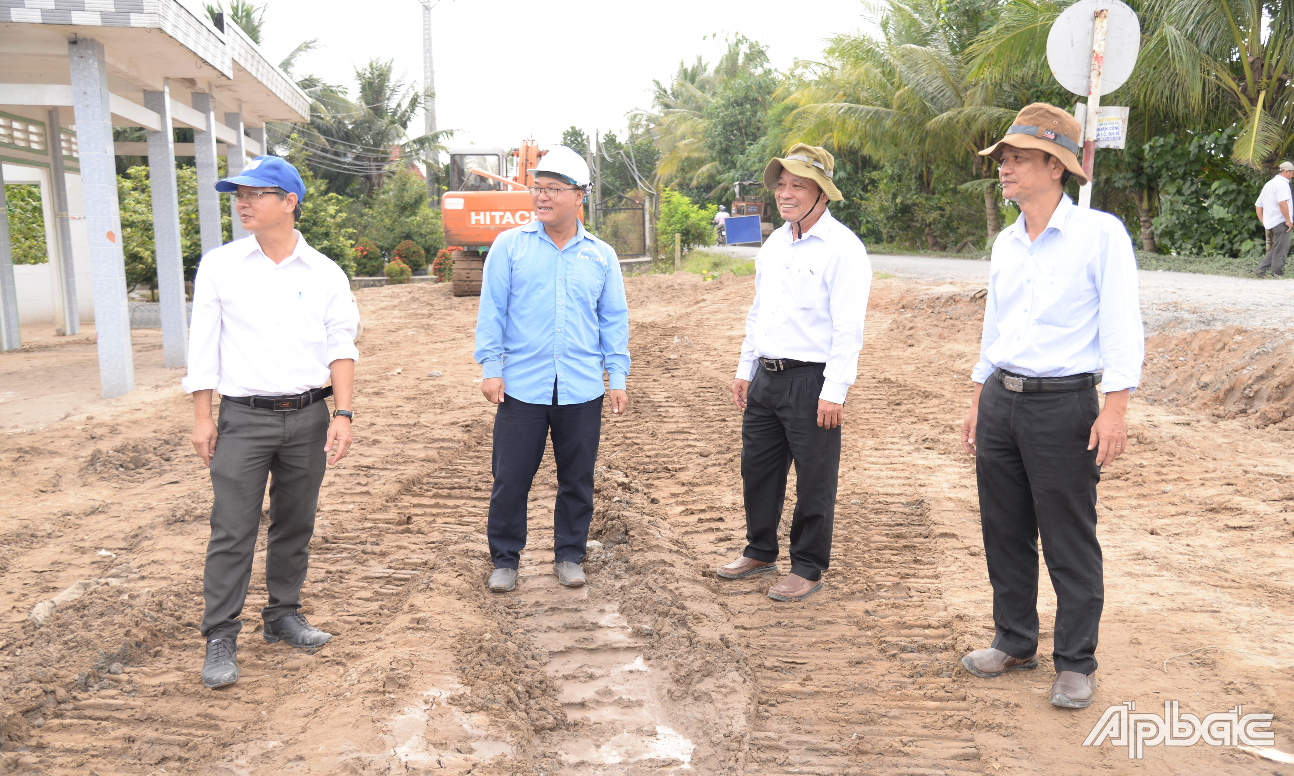Đồng chí Trần Minh Trung kiểm tra tiến độ thi công cống Hai Thỏ.