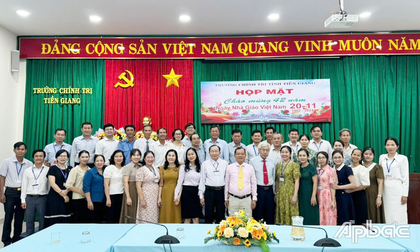 Tập thể cán bộ, giảng viên, viên chức Trường Chính trị tỉnh Tiền Giang họp mặt Ngày Nhà giáo Việt Nam 20-11 năm 2024. Nguồn: Trường Chính trị tỉnh cung cấp).