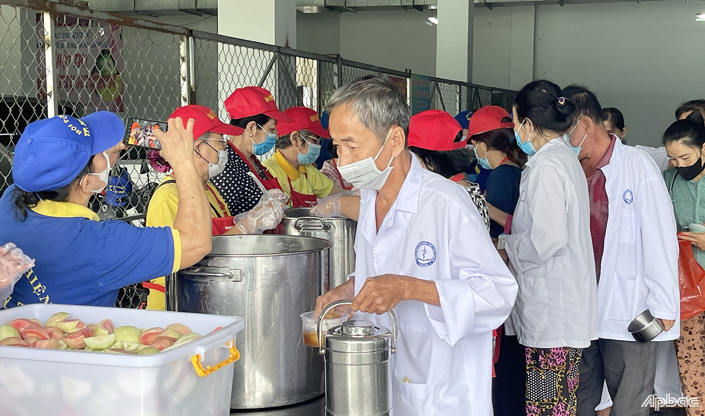 Mỗi ngày có hàng trăm bệnh nhân và thân nhân người bệnh được hỗ trợ suất ăn miễn phí