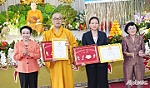 Trao quà nạn nhân chất độc da cam và học bổng cho học sinh khó khăn