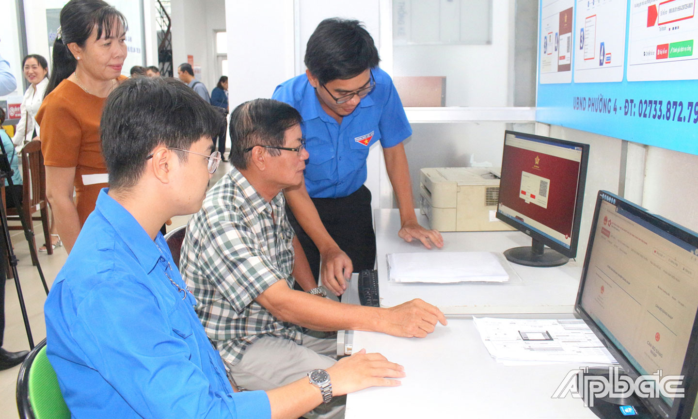 Đoàn viên, thanh niên hướng dẫn người dân tiếp cận, thao tác trên Cổng Dịch vụ công trực tuyến.