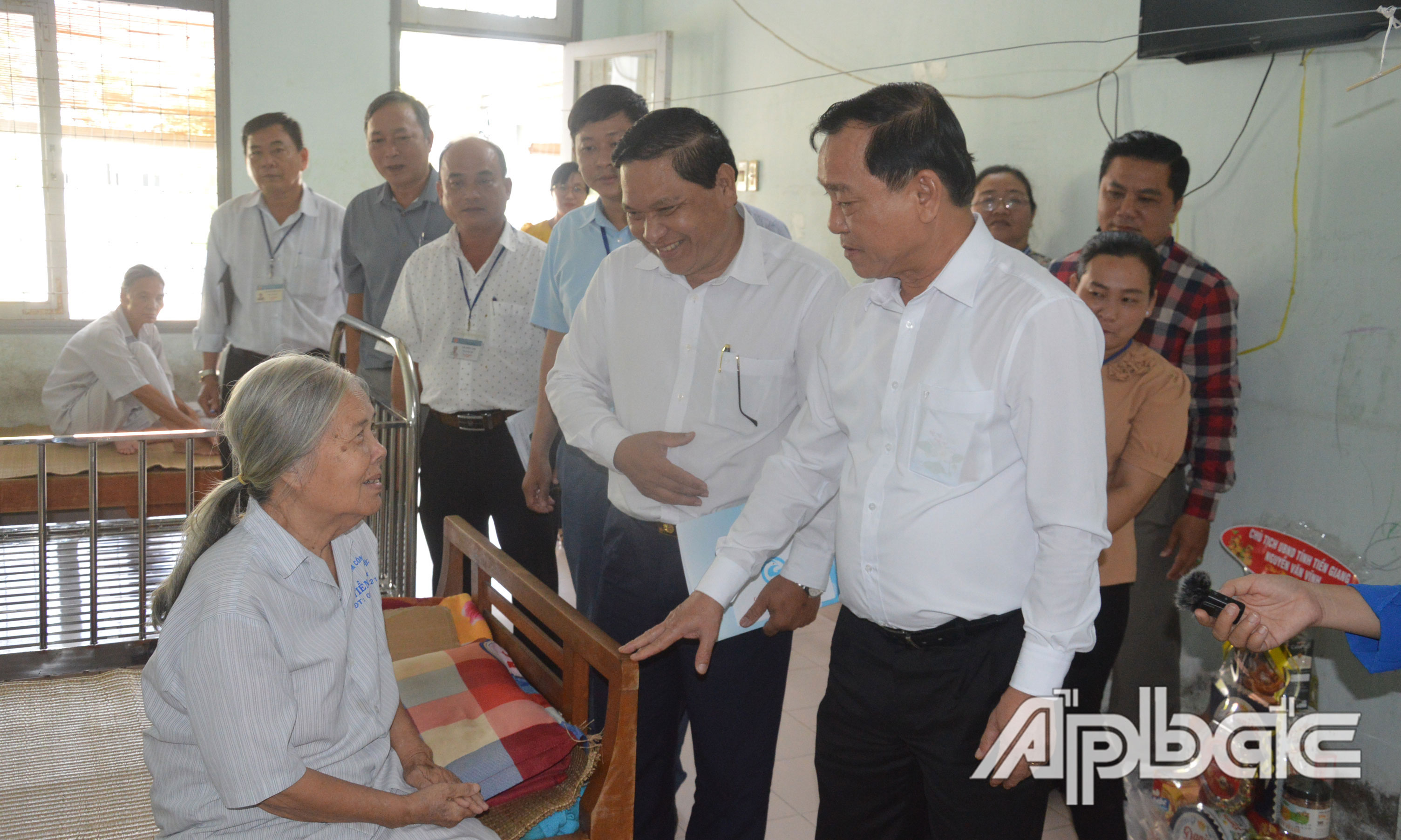 Chủ tịch UBND tỉnh Nguyễn Văn Vĩnh đến thăm, chúc tết và tặng quà cho đối tượng BTXH đang được nuôi dưỡng tại Trung tâm Công tác xã hội tỉnh Tiền Giang nhân dịp Tết Nguyên đán Giáp Thìn. 	                                                       				                                                          	                                                      Ảnh: MINH THÀNH