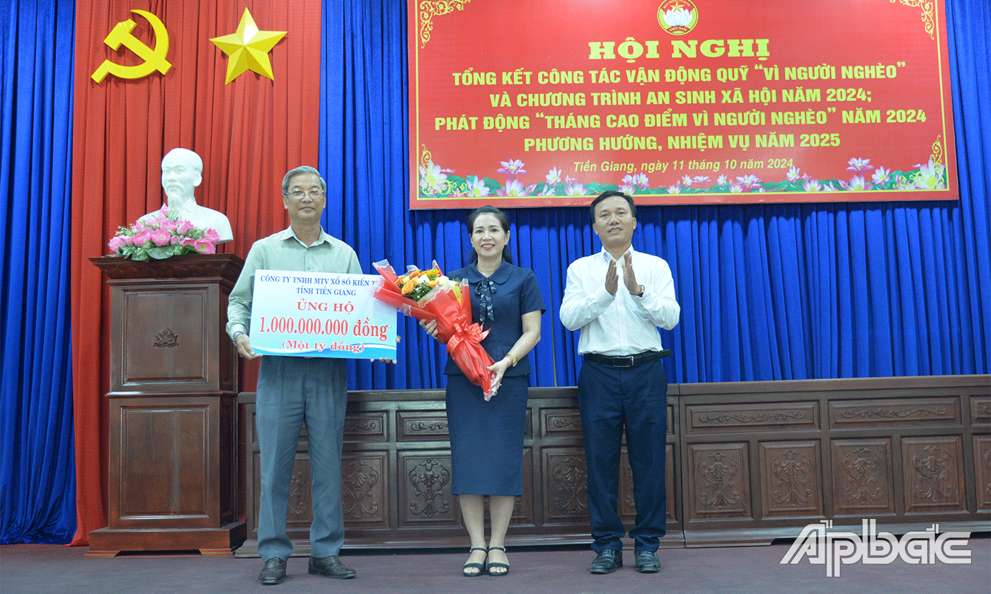 Các đơn vị trao bảng tượng trưng ủng hộ Quỹ Vì người nghèo tỉnh.