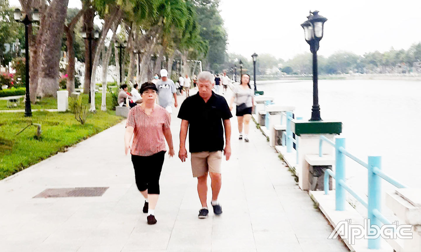 Tập thể dục thường xuyên giúp cơ thể tăng cường sức khỏe.