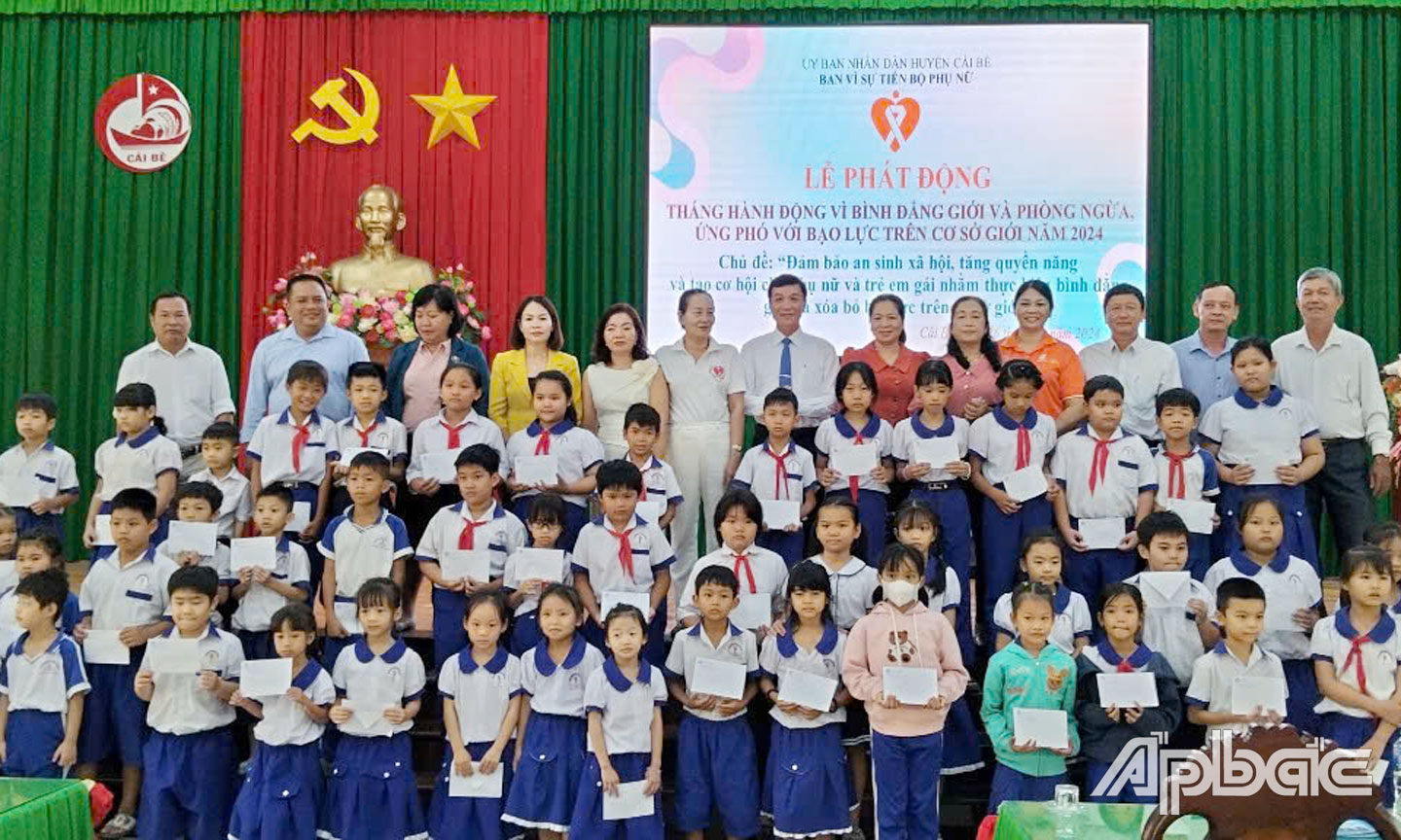 Trao quà cho trẻ em có hoàn cảnh khó khăn tại Lễ phát động Tháng hành động vì BĐG và phòng ngừa, ứng phó với bạo lực trên cơ sở giới năm 2024. 