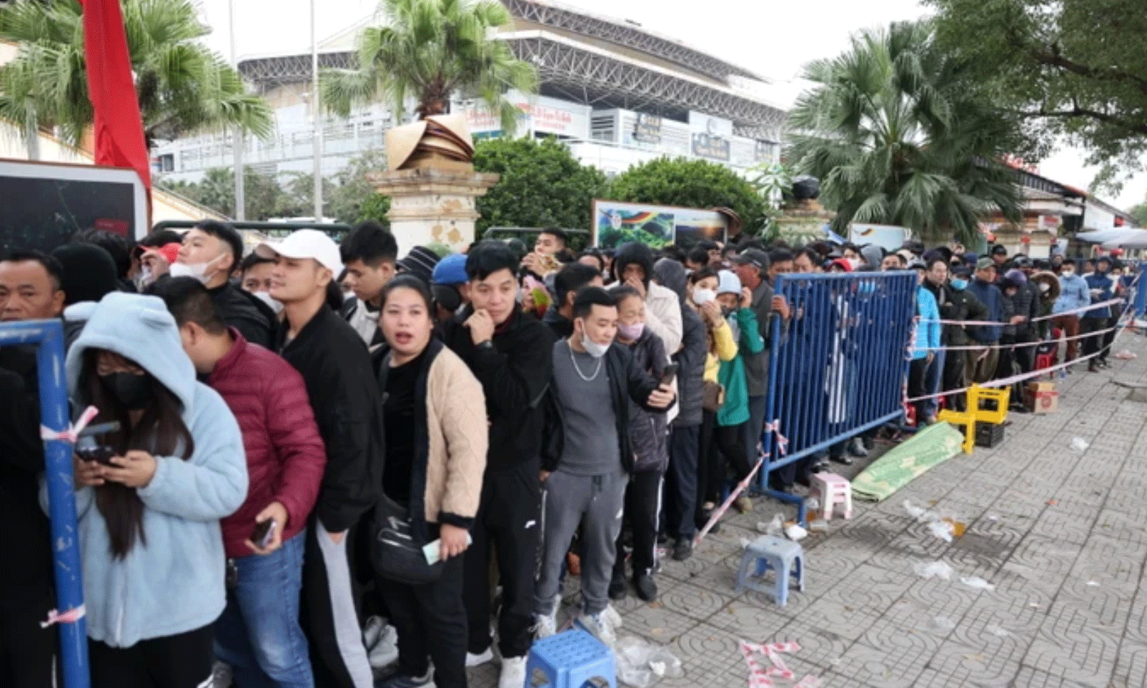 Hàng dài người hâm mộ tại Phú Thọ xếp hàng từ sớm để có thể mua được tấm vé vào xem trận Việt Nam - Indonesia. ẢNH: ĐỖ TRUNG