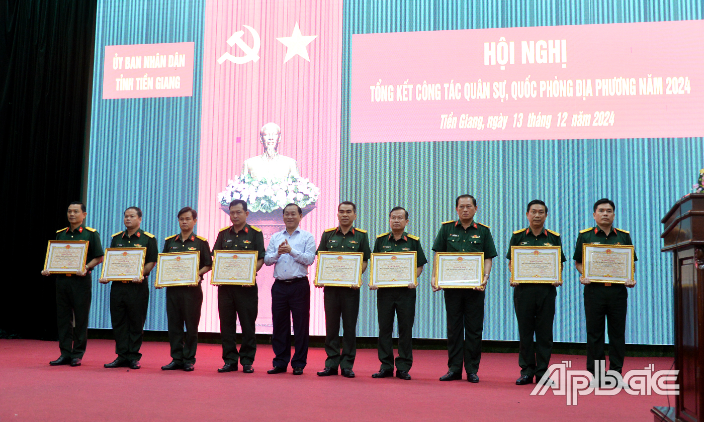 Đồng chí Nguyễn Văn Vĩnh trao Bằng khen cho các tập thể, cá nhân có thành tích xuất sắc.