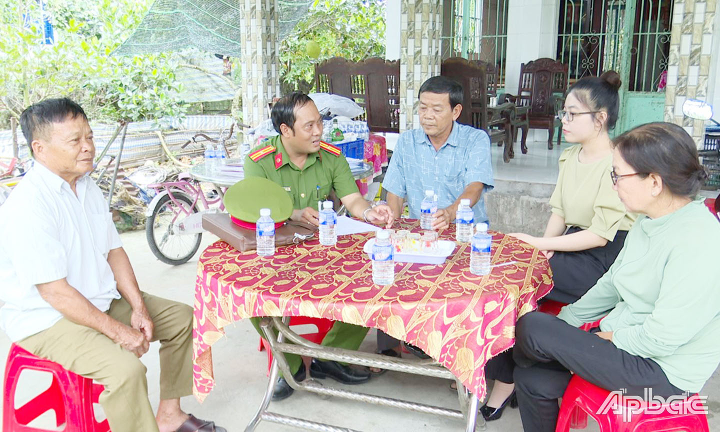 Công an cơ sở tuyên truyền phòng chống ma tuý.