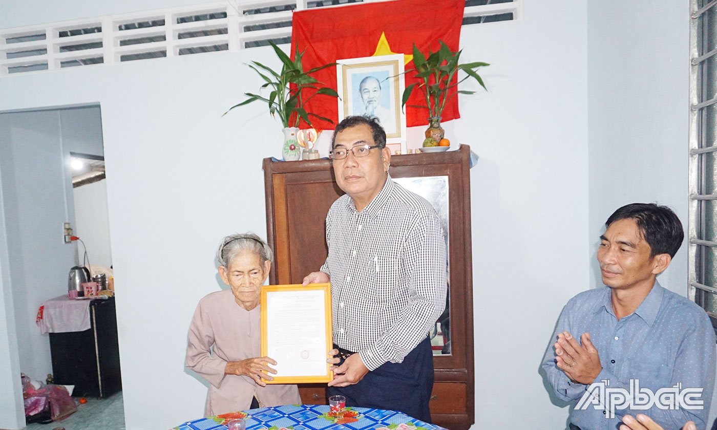 Phó Chủ tịch UBND xã Xuân Đông Nguyễn Văn Mười trao Quyết định bàn giao nhà cho gia đình bà Ngô Thị Chính 