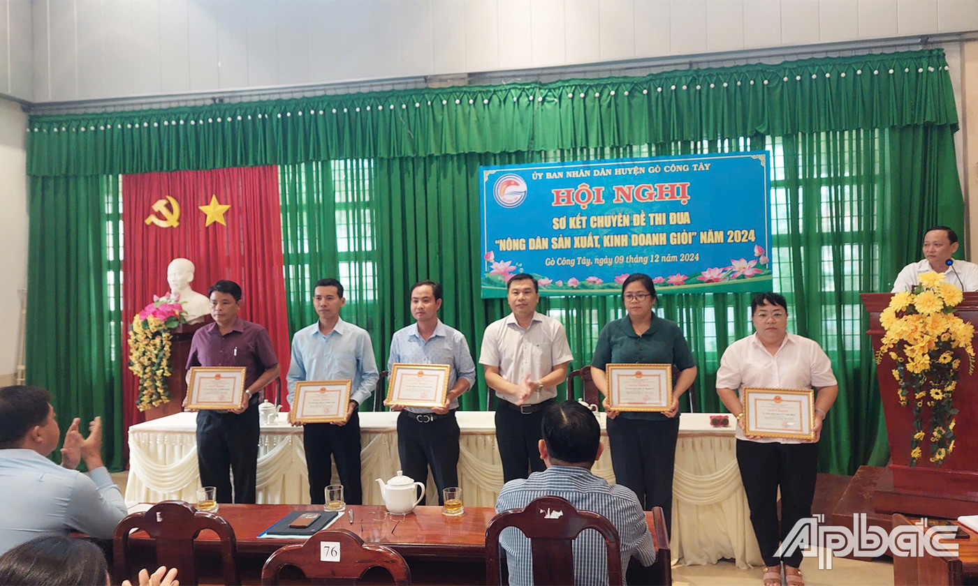 UBND huyện Gò Công Tây trao Giấy khen cho các tập thể và cá nhân có thành tích trong phong trào Nông dân sản xuất kinh doanh (Ảnh: Hội Nông dân cung cấp)