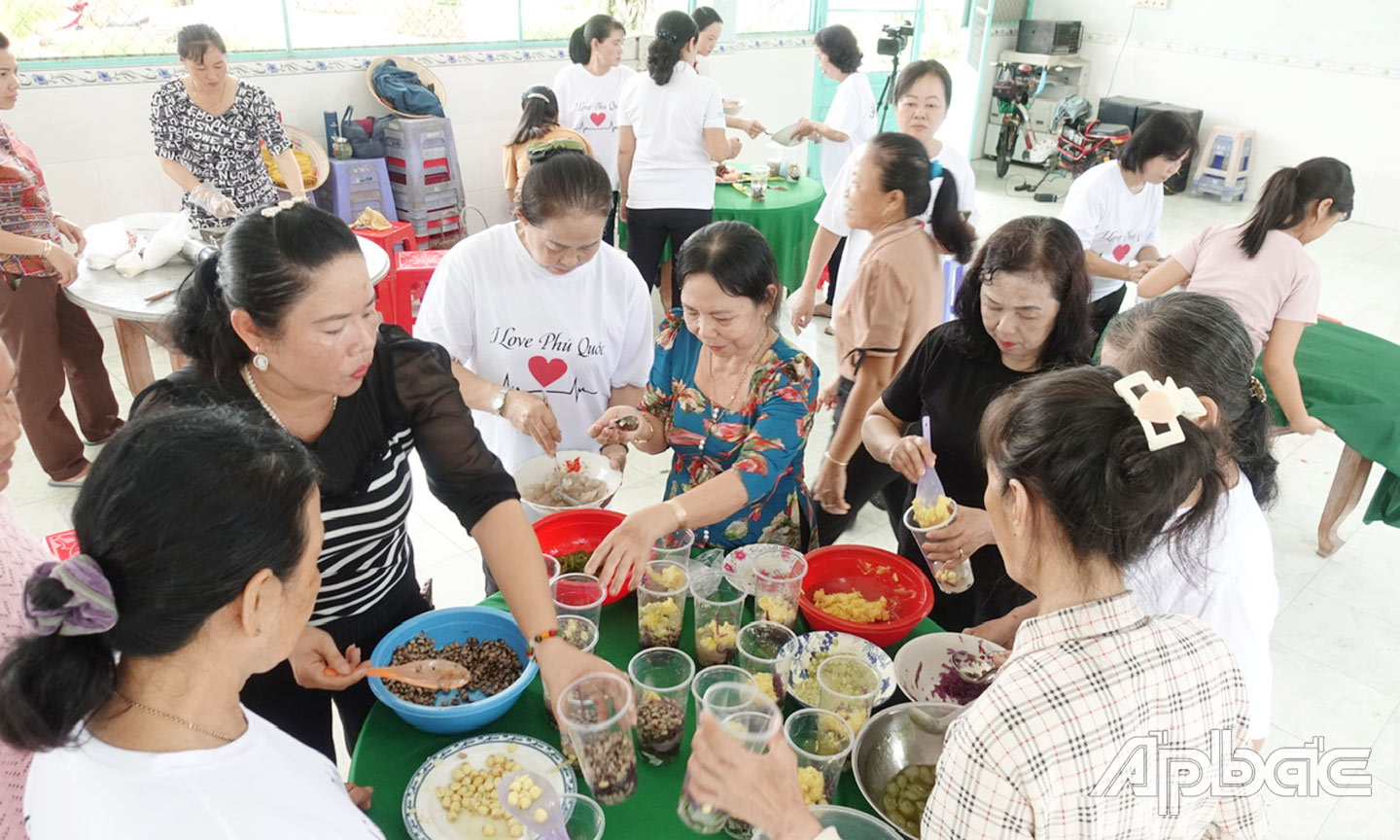 Lớp dạy nghề nấu ăn tại xã Phú An. 				                          Ảnh: QUẾ NGÂN