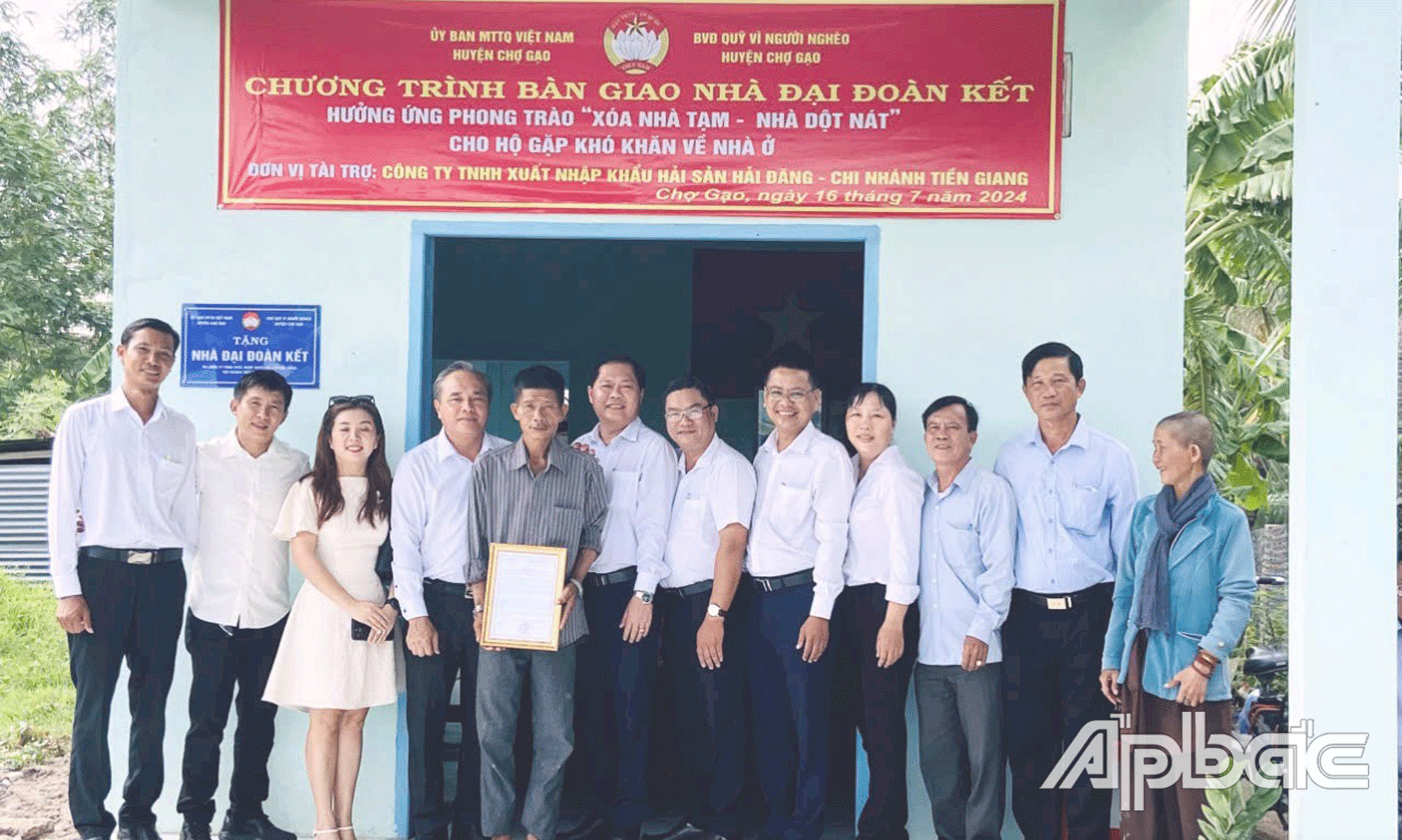   MTTQ huyện phối hợp vận động trao nhà cho hộ nghèo.