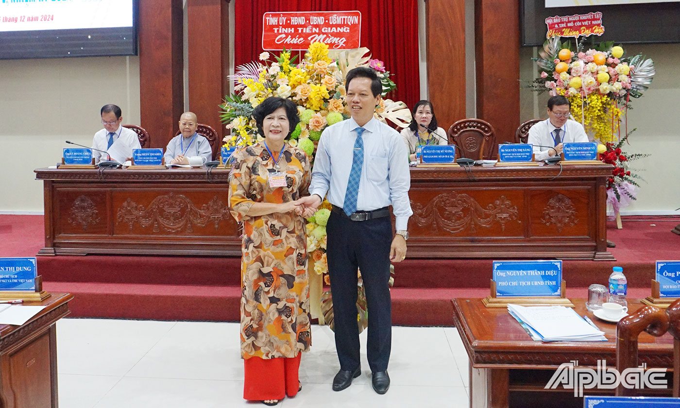 Trung ương Hội tặng hoa chúc mừng đại hội.  UBND tặng hoa chúc mừng đại hội. 