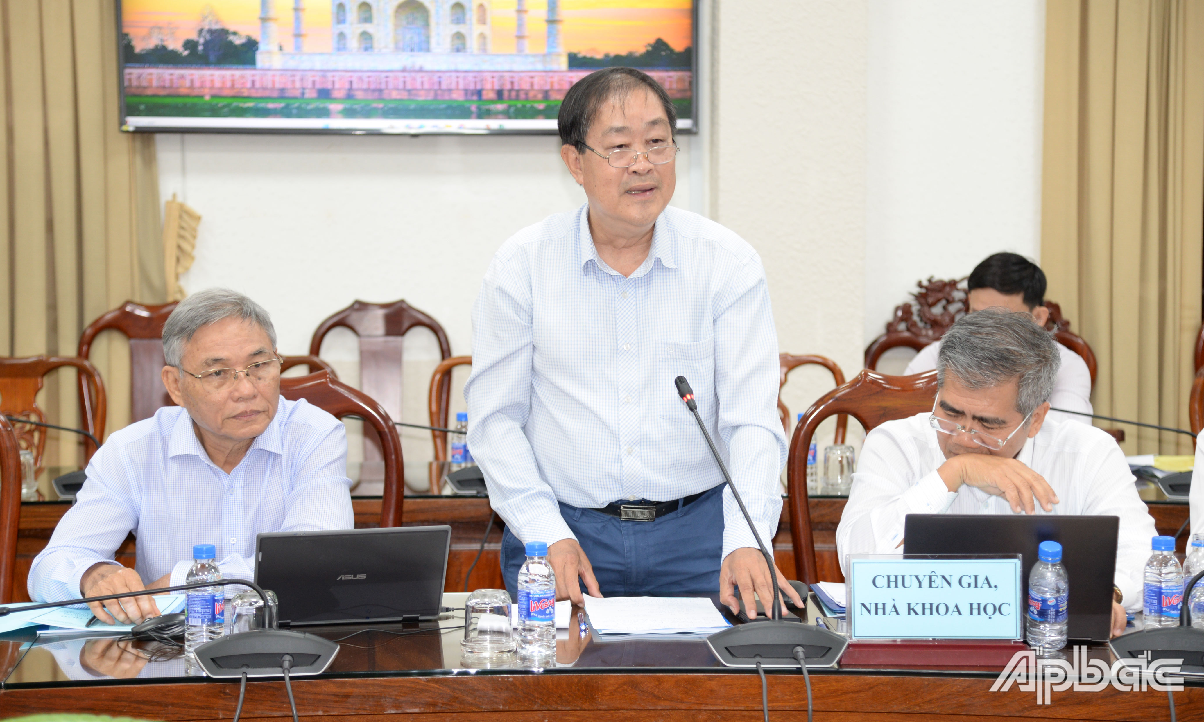 Các chuyên gia, nhà khoa học phát biểu tại hội thảo.