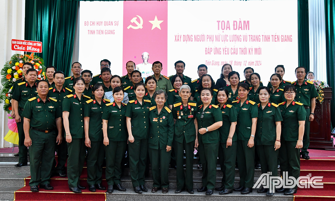 Đại biểu dự tọa đàm chụp ảnh lưu niệm.