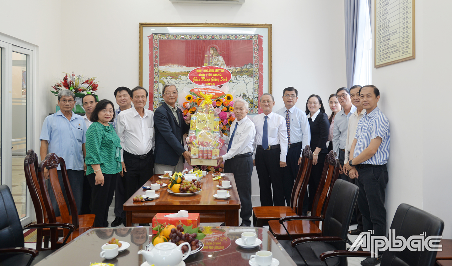 Đồng chí Huỳnh Văn Hải, Phó Chủ tịch Ủy ban MTTQ Việt Nam tỉnh Tiền Giang trao hoa chúc mừng Giáng sinh đến Mục sư Phạm Thanh Loan, Trưởng ban Đại diện Hội thánh Tin Lành Việt Nam (Miền Nam) tỉnh Tiền Giang.