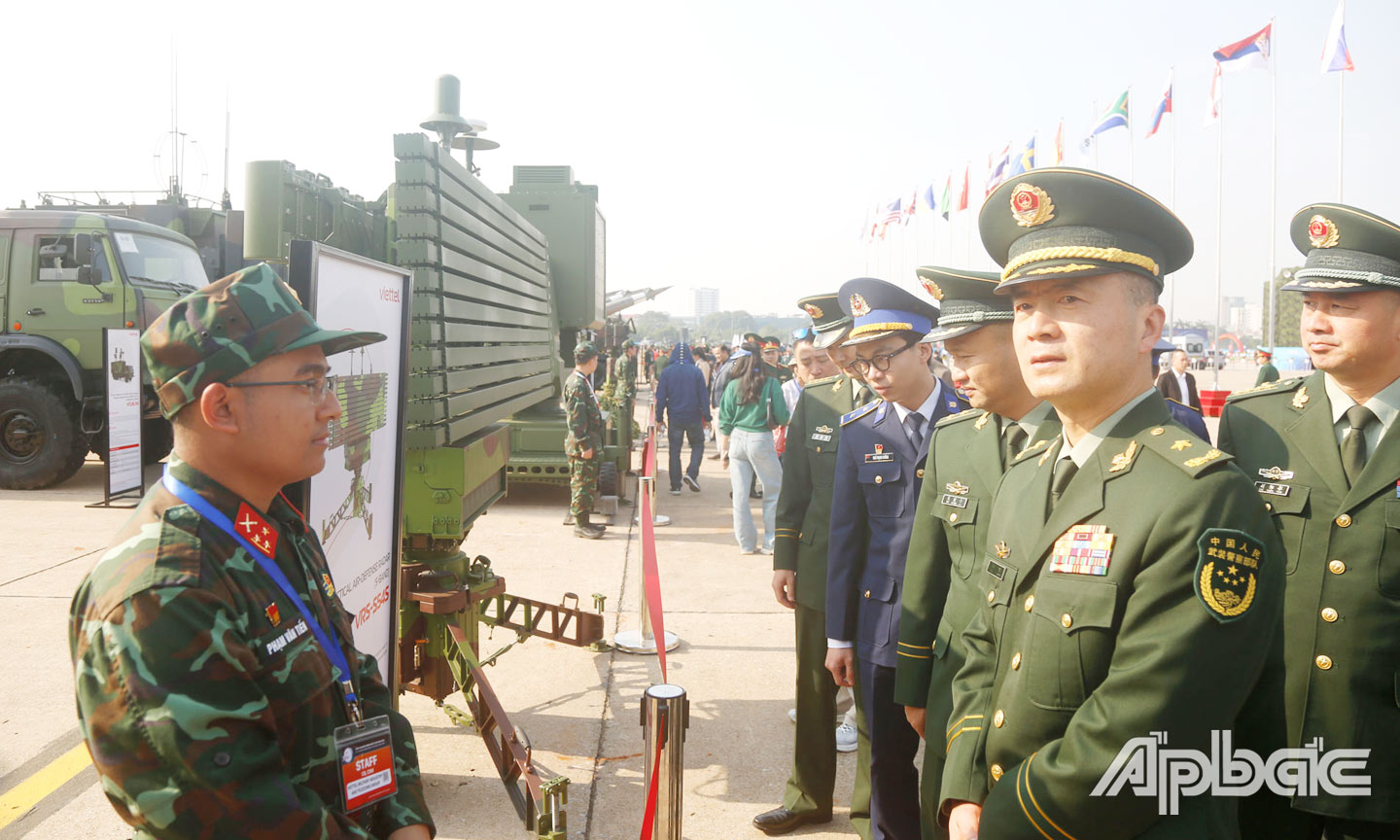 Tham-quan-khu-trưng-bày-vũ-khí,-khí-tài