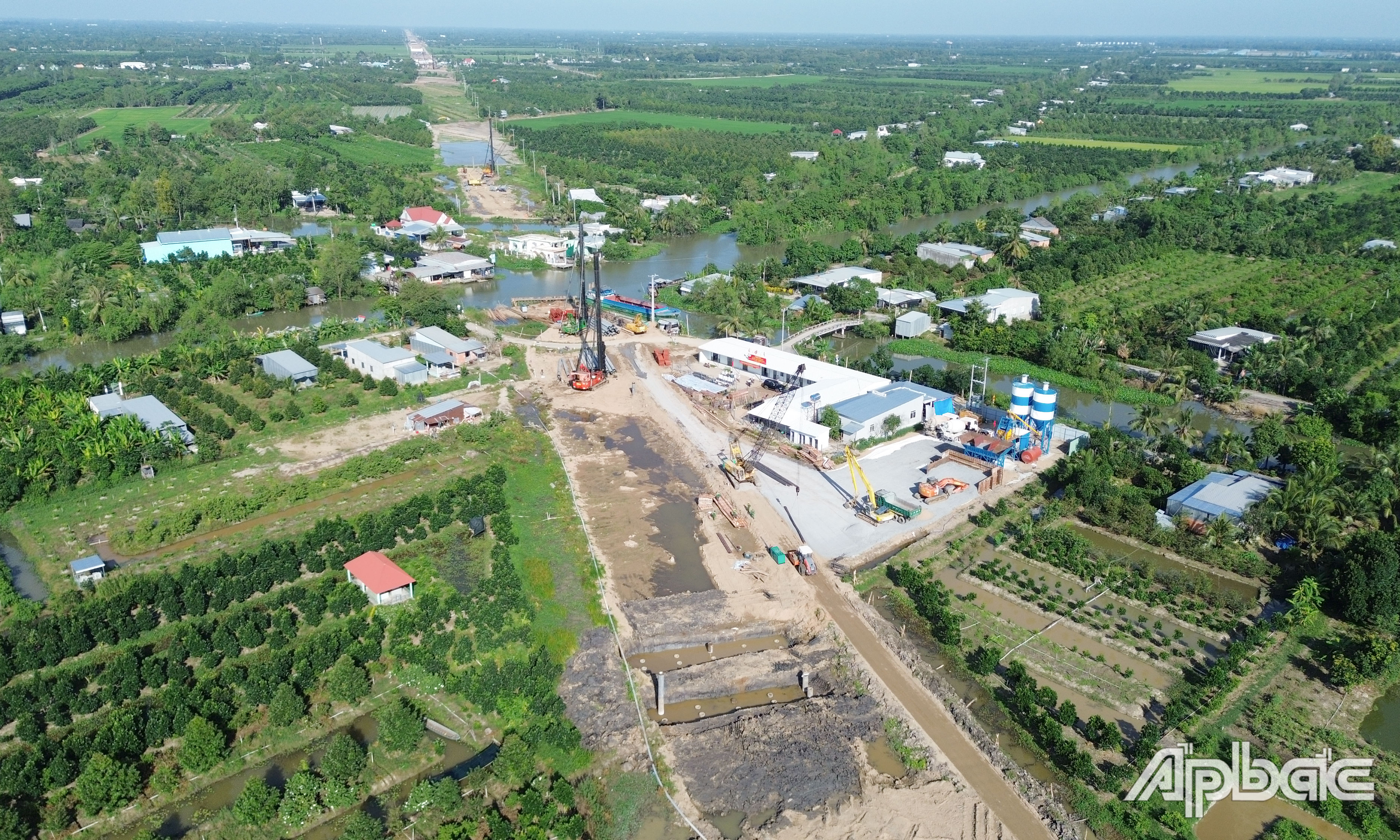 Công trường nhộn nhịp thi công.