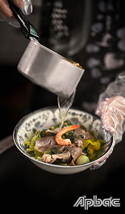 Nước dùng cho món hủ tiếu Mỹ Tho được nấu bằng xương ống của heo và mực khô, đun lửa cháy liu riu trong nhiều giờ, đồng thời phải liên tục vớt bọt để cho ra một thứ nước trong vàng ngọt lịm.
