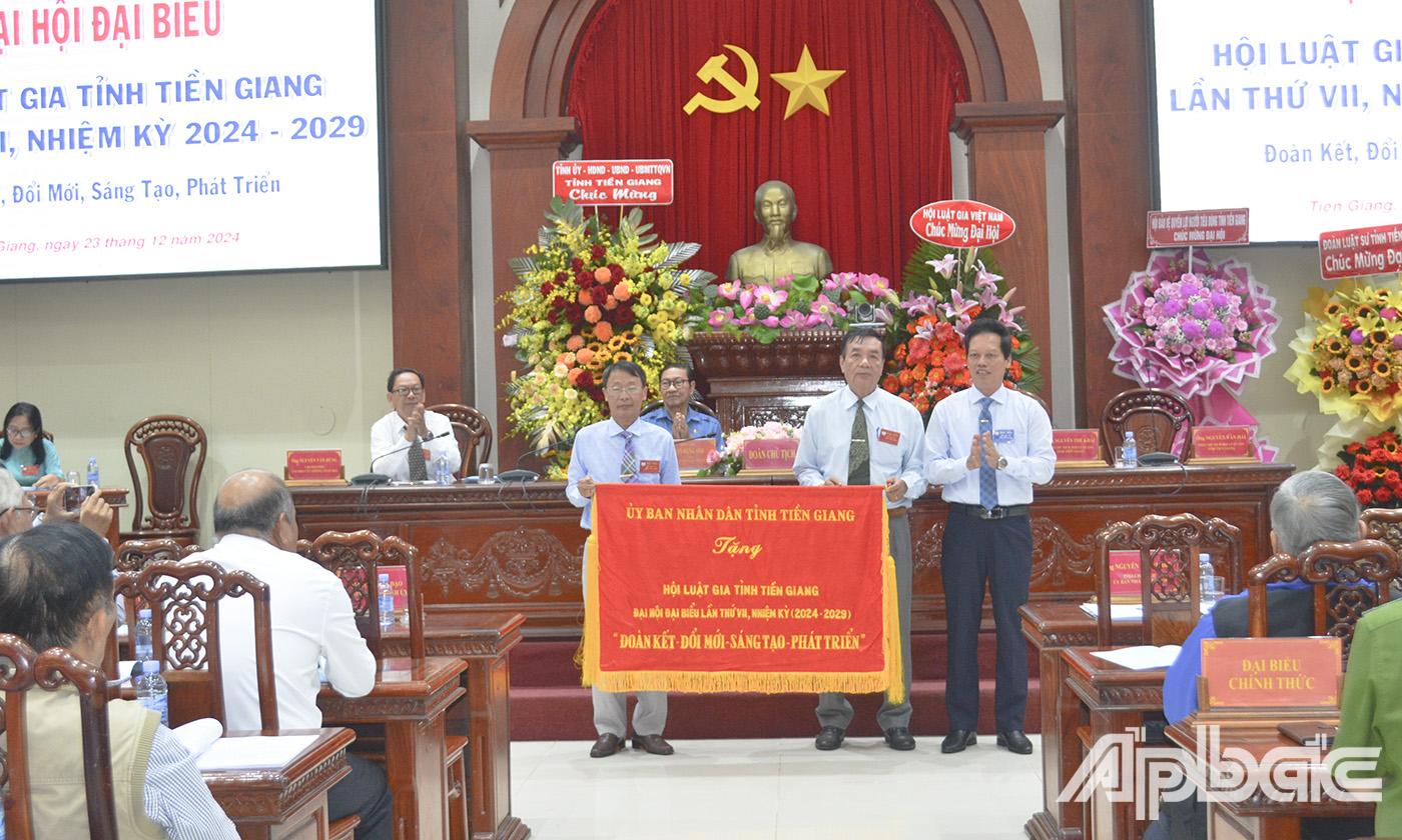 Đồng chí Nguyễn Thành Diệu, Phó chủ tịch UBND tỉnh thay mặt UBND tỉnh Tiền Giang tặng Bức trướng cho HLG tỉnh khóa VII, nhiệm kỳ 2024-2029.