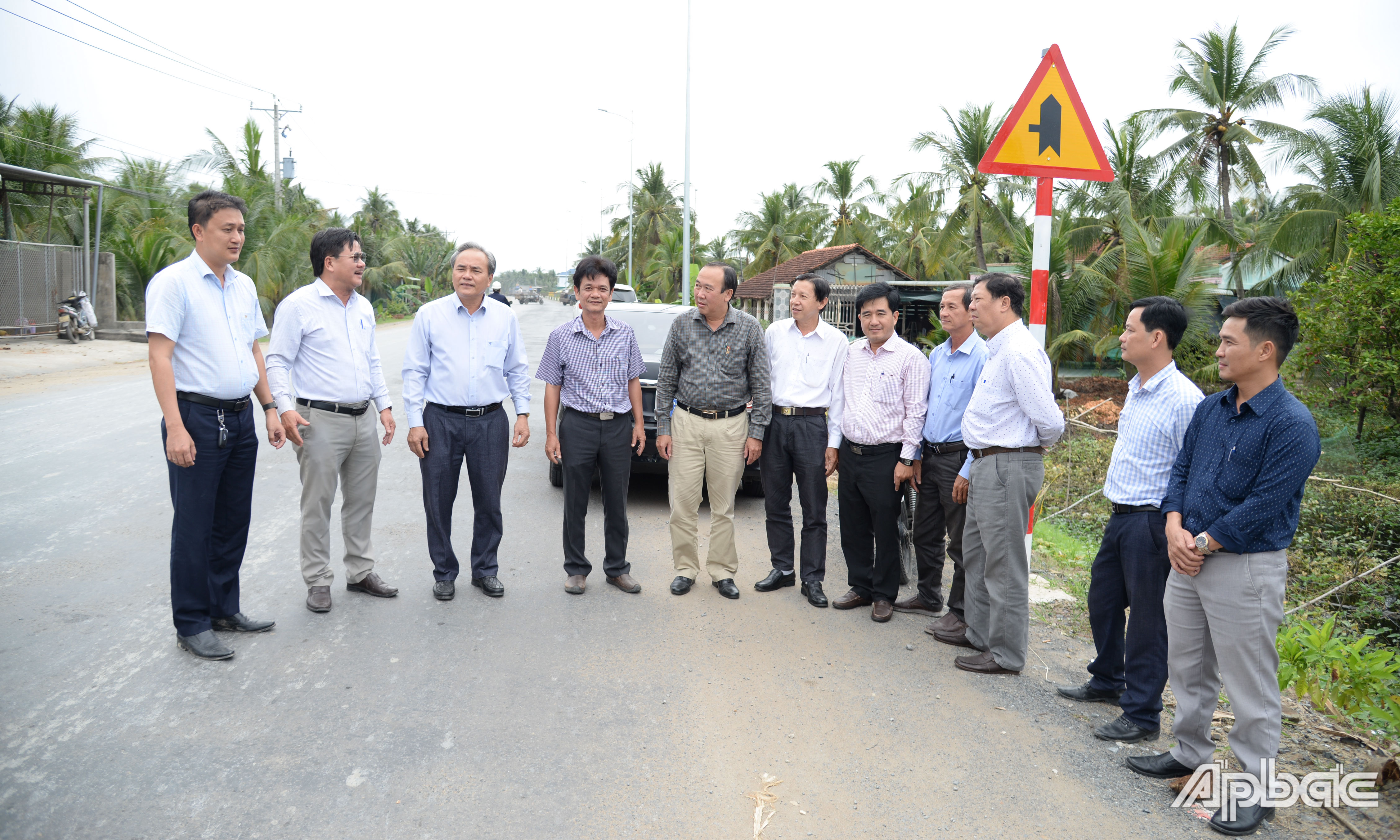 Ban QLDA giao thông và các đơn vị liên quan tiến hành nghiệm thu gói thầu tại đoạn do Công ty TNHH Thương mại Dịch vụ Xây dựng Phước Hùng thi công.