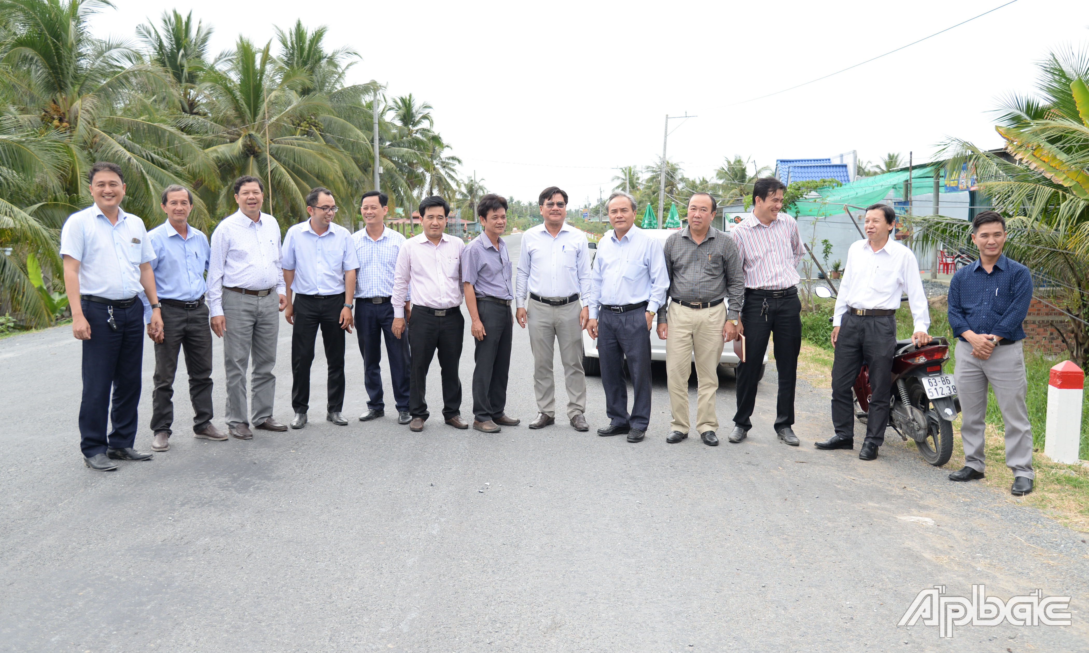 Ban QLDA giao thông và các đơn vị liên quan tiến hành nghiệm thu gói thầu tại đoạn do Công ty TNHH Thương mại Dịch vụ Xây dựng Minh Thái thi công.