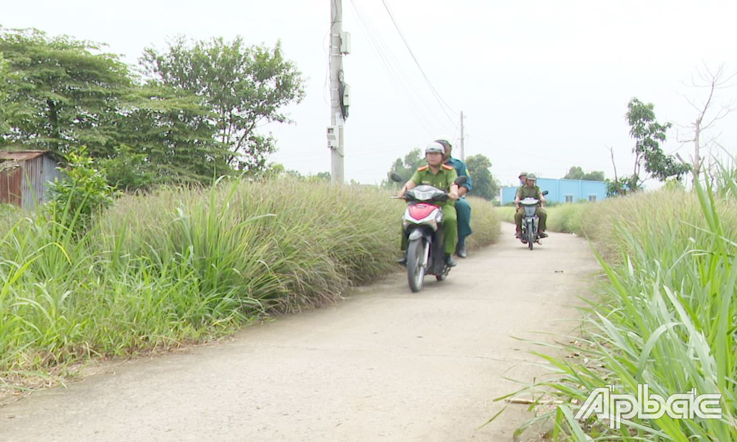 Tổ BVANTTƠCS ấp Tân Phú, xã Phú Thạnh, huyện Tân Phú Đông phối hợp tuần tra, đảm bảo an ninh, trật tự ở cơ sở. Ảnh: Trọng Tín