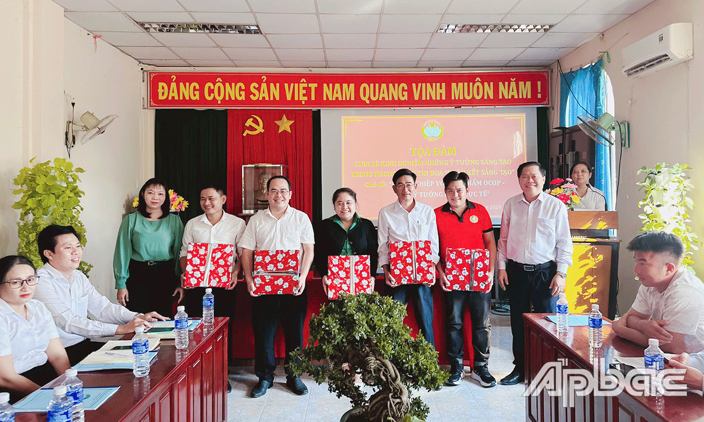 Trao giấy chứng nhận 3 sáng kiến, ý tưởng mới đạt giải trong năm 2024.