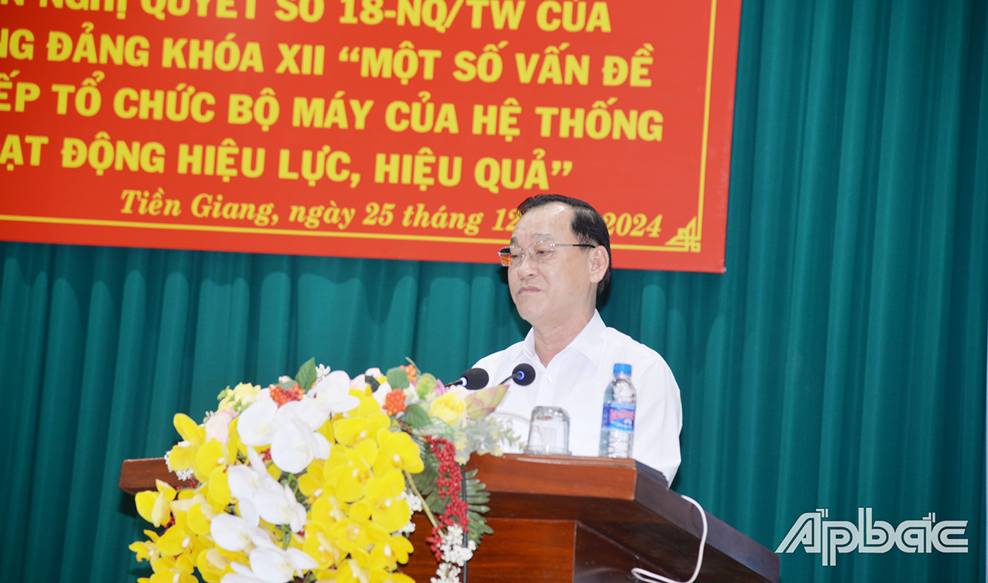 Đồng chí Nguyễn Văn Vĩnh, Phó Bí thư Tỉnh ủy, Chủ tịch UBND tỉnh giải đáp thắc mắc của đại biểu.