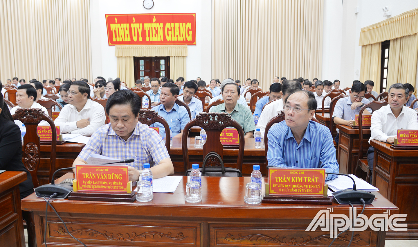 Đại biểu tập trung nghiên cứu dự thảo Đồng chí Nguyễn Văn Nhã, Trưởng Ban Tổ chức Tỉnh ủy thông qua dự thảo đề án tiếp tục sắp xếp tổ chức bộ máy của hệ thống chính trị theo Nghị quyết số 18-NQ/TW của Ban Chấp hành Trung ương Đảng khóa XII. 