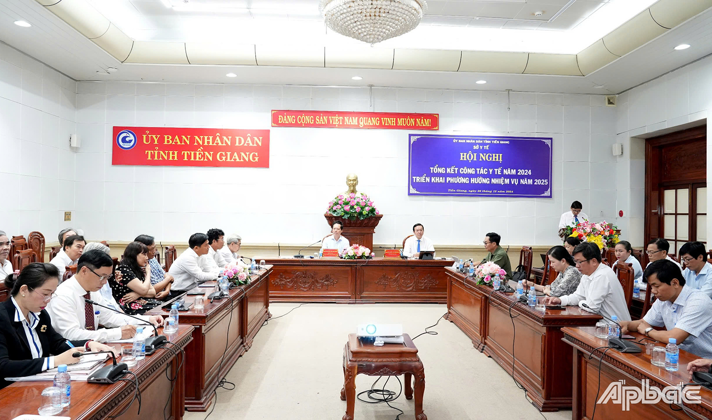 Lãnh đạo chủ chốt các bệnh viện, trung tâm y tế và các sở, ngành có liên quan tham dự hội nghị