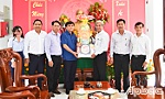 Đồng chí Nguyễn Văn Mười thăm, tặng quà gia đình chính sách, hộ nghèo và các đơn vị