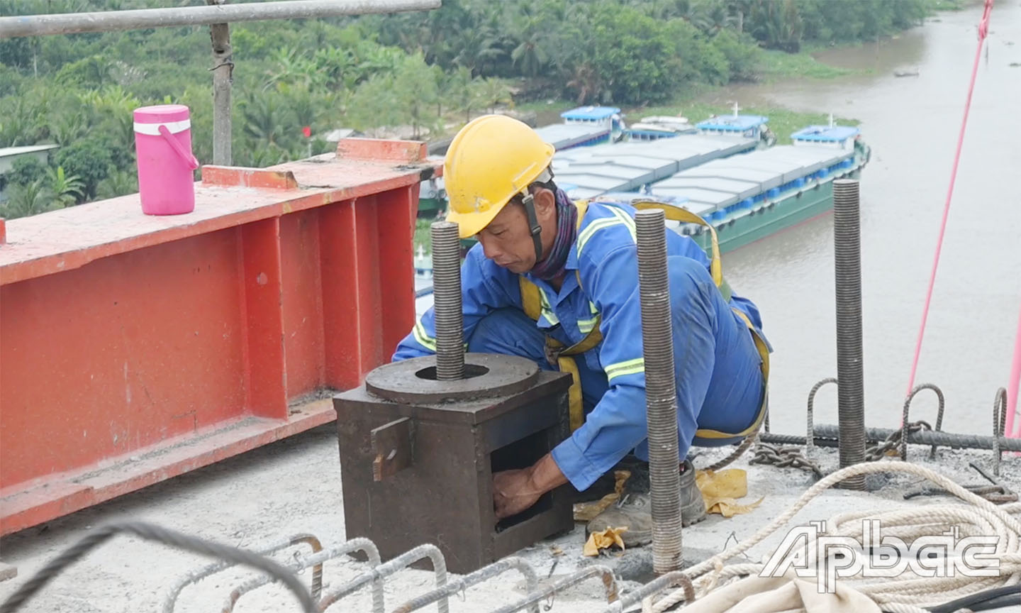 công nhân, kỹ sư cùng thiết bị, máy móc tập trung làm việc ở các hạng mục như san lấp mặt bằng, bó cáp dây văng,