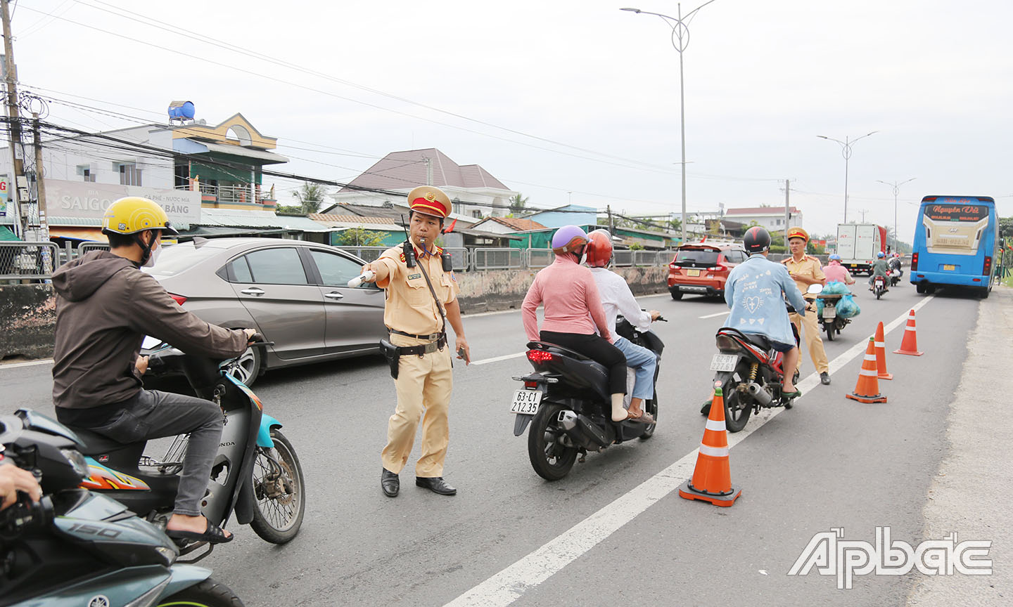 Các phương tiện vi phạm tốc độ bị lực lượng CSGT Công an Tiền Giang kiểm tra.