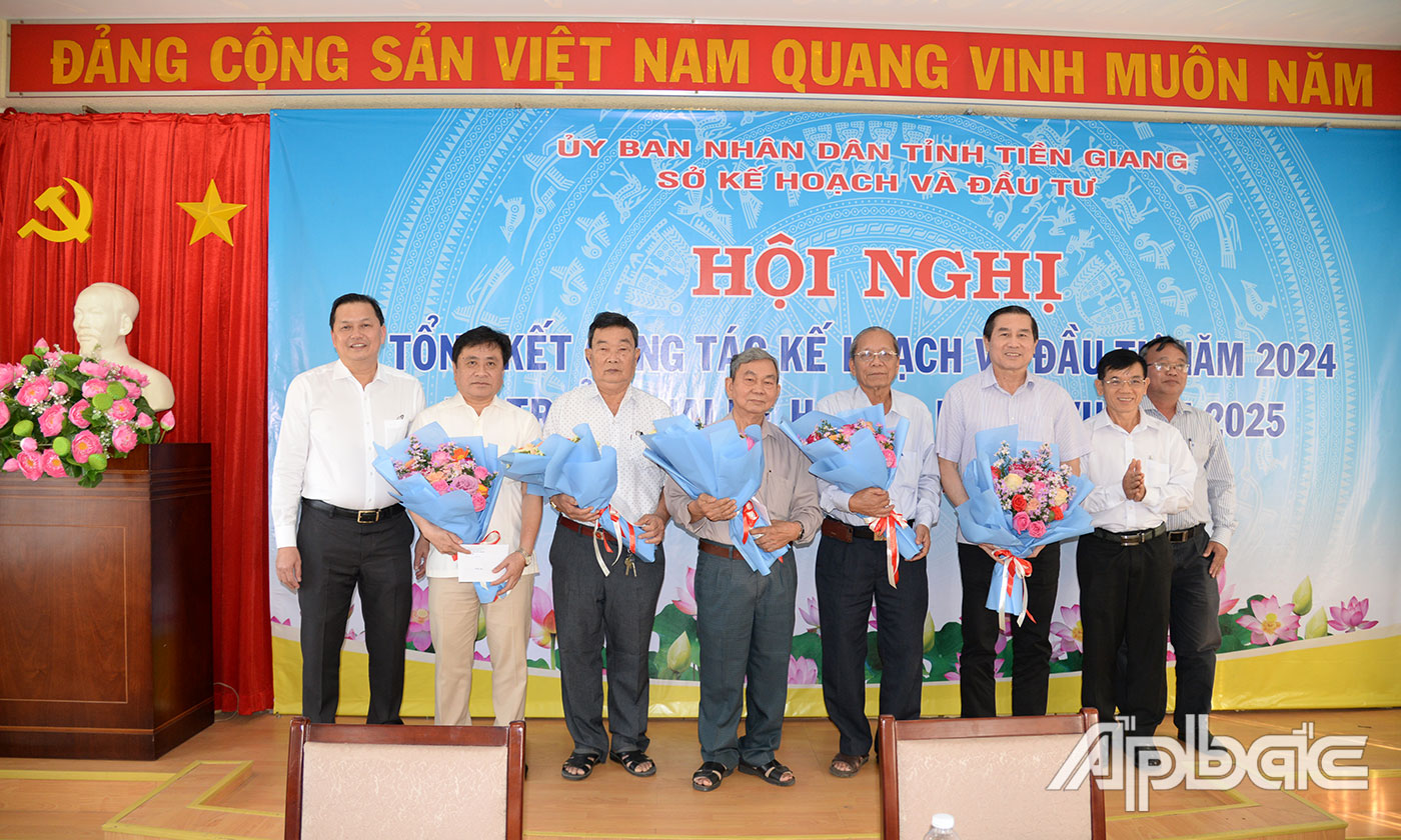 Sở KH&ĐT tặng quà cho các nguyên lãnh đạo Sở KH&ĐT qua các thời kỳ.