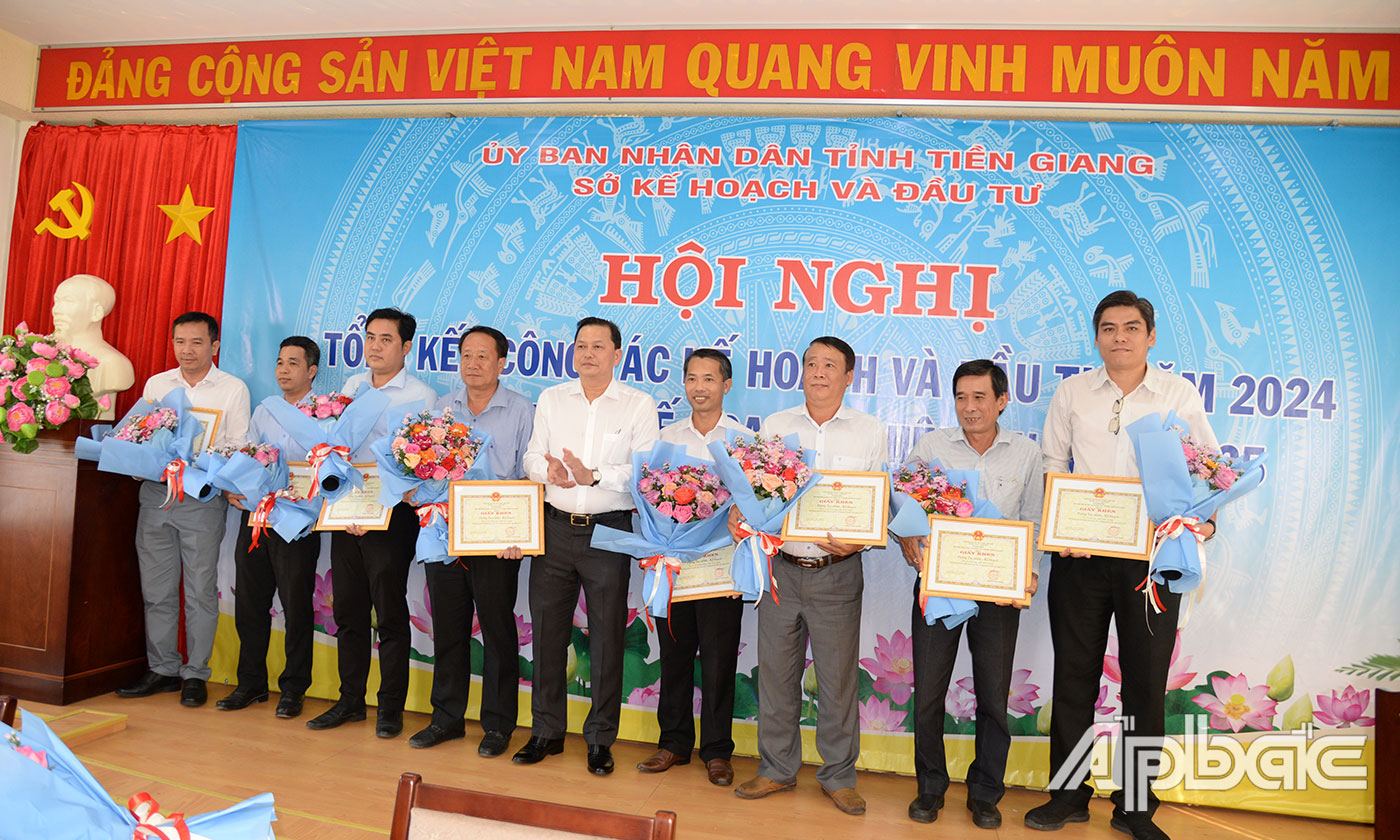 Khen thưởng các Phòng Tài Chính - Kế hoạch cấp huyện có thành tích xuất sắc trong năm 2024.