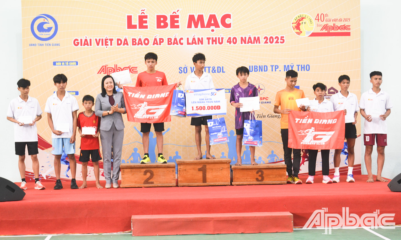 Các VĐV lên nhận giải ở cự ly 5 km thiếu niên nam.