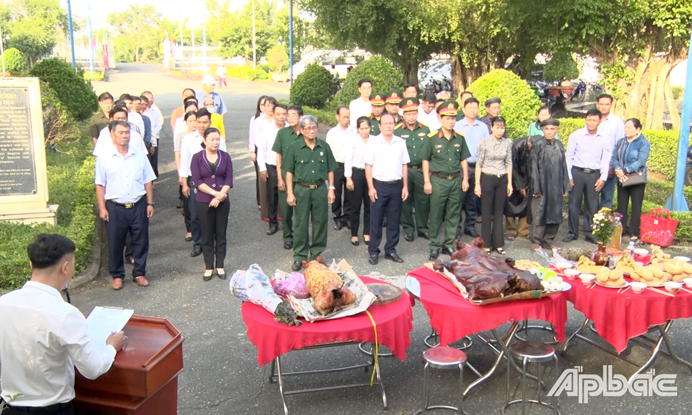 Đại biểu dự lễ giỗ.