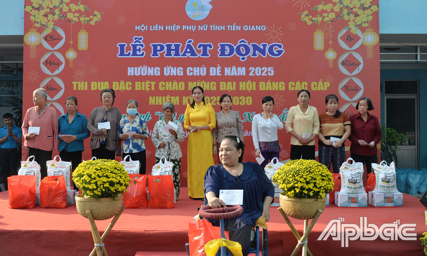 Trao quà tết cho hội viên phụ nữ khuyết tật.