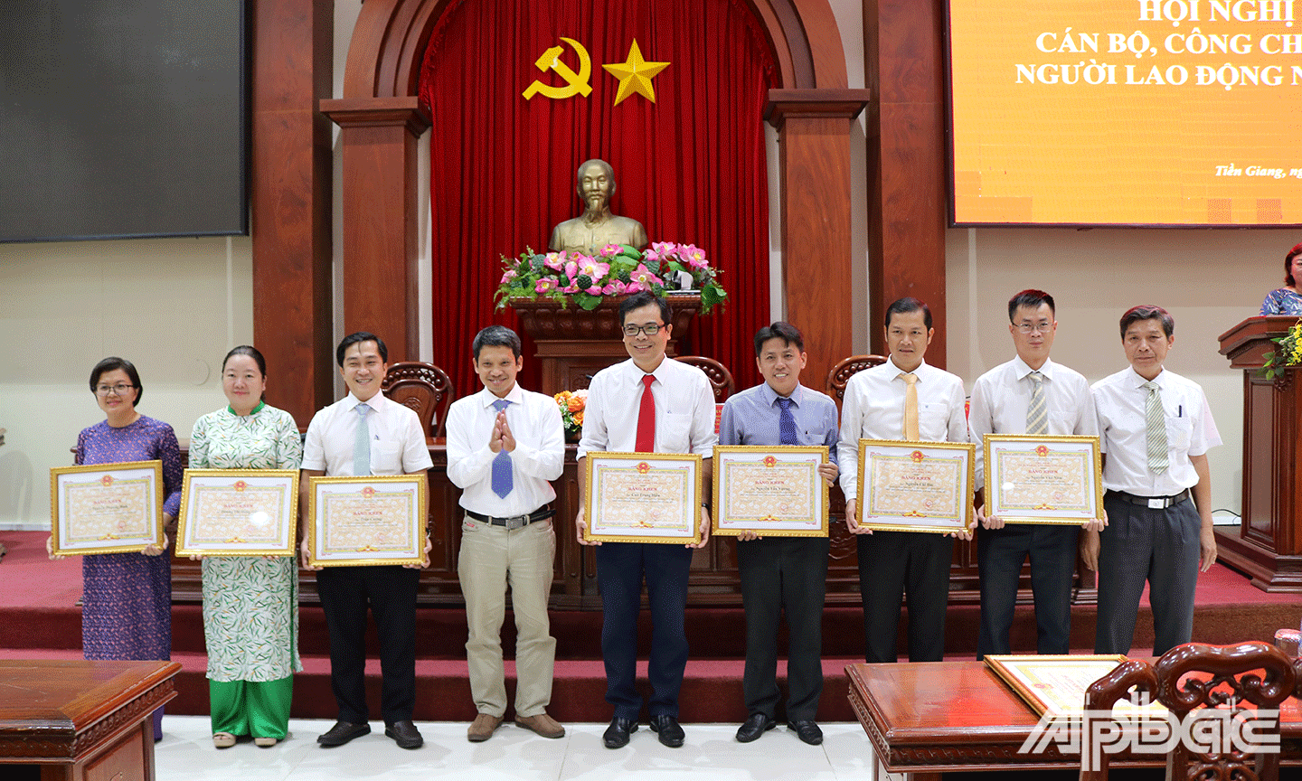 cá nhân nhận Bằng khen của UBND tỉnh vì đã hoàn thành xuất sắc nhiệm vụ năm 2022- 2023