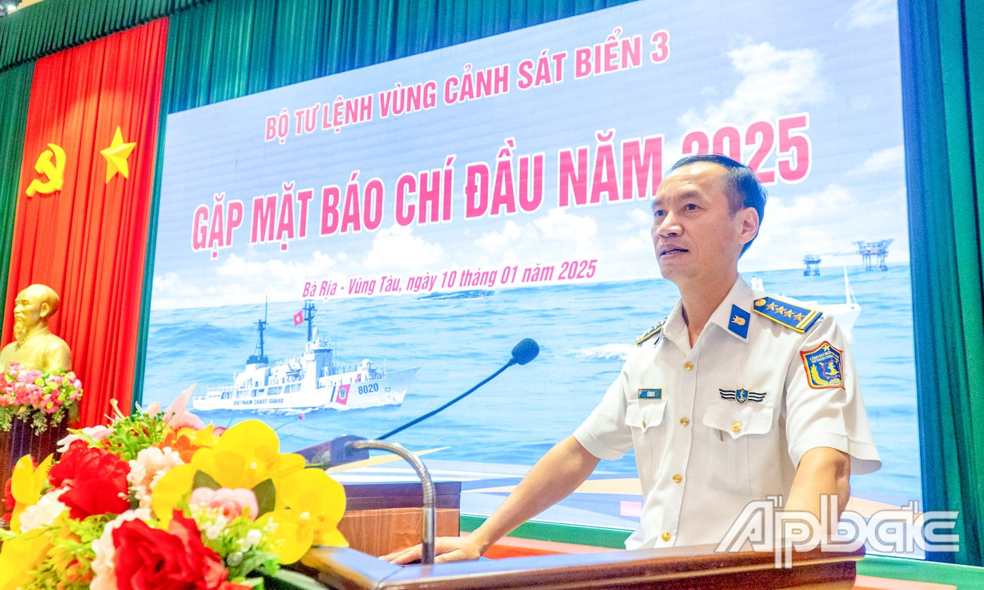 Đại tá Lê Văn Tú, Chính ủy Bộ Tư lệnh Vùng Cảnh sát biển 3 phát biểu tại buổi gặp mặt.