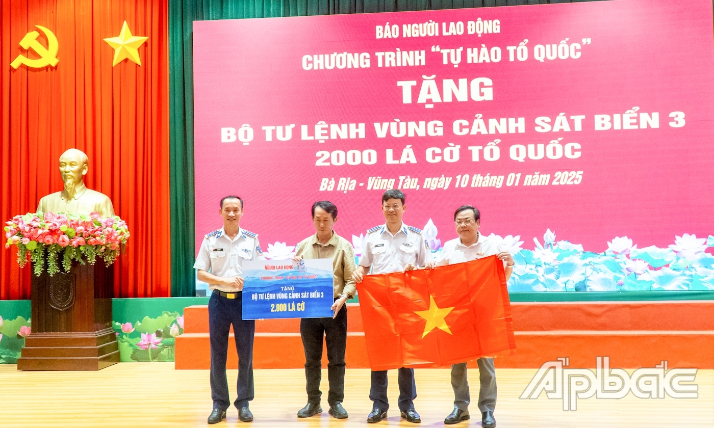 Báo Người Lao động trao tặng 2.000 lá cờ Tổ quốc cho Bộ Tư lệnh Vùng Cảnh sát biển 3.