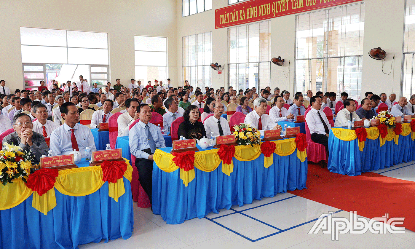 Đại biểu dự lễ.